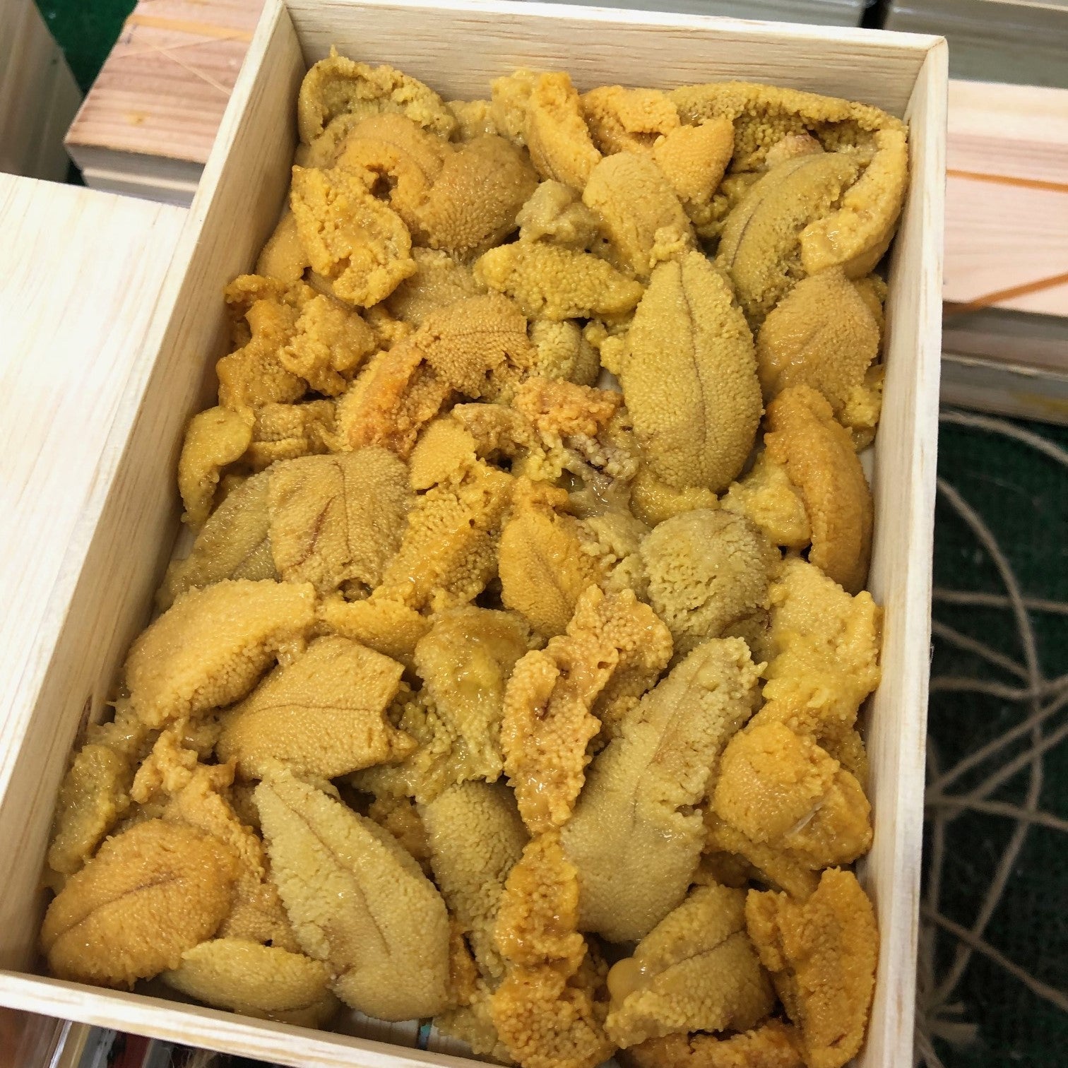 鮮魚通販［豊洲 Okawari鮮魚店］特選 ムラサキウニ 白ウニ バラ 200g 北海道 礼文島 / 利尻【礼文白ウニバラ200g】冷蔵 豊洲直送 –  豊洲おかわり鮮魚店